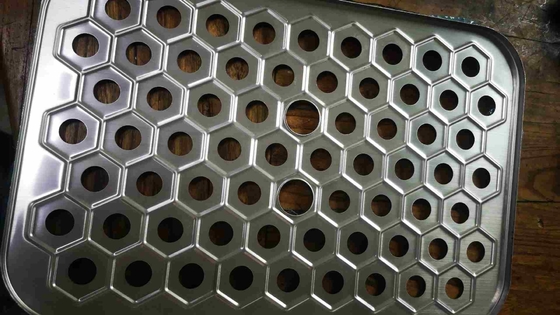 製造者は,パンチ鉄板を供給 鋳造された六角パンチ網